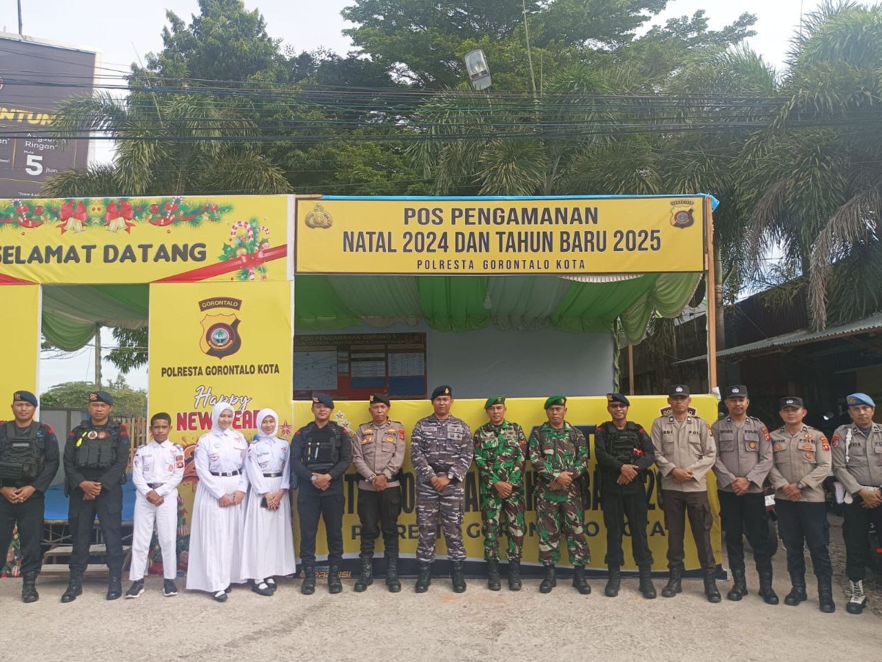 Personil Polresta Gorontalo Kota dikerahkan untuk menjaga gereja-gereja yang menggelar ibadah Natal dan lokasi-lokasi yang menjadi pusat keramaian.