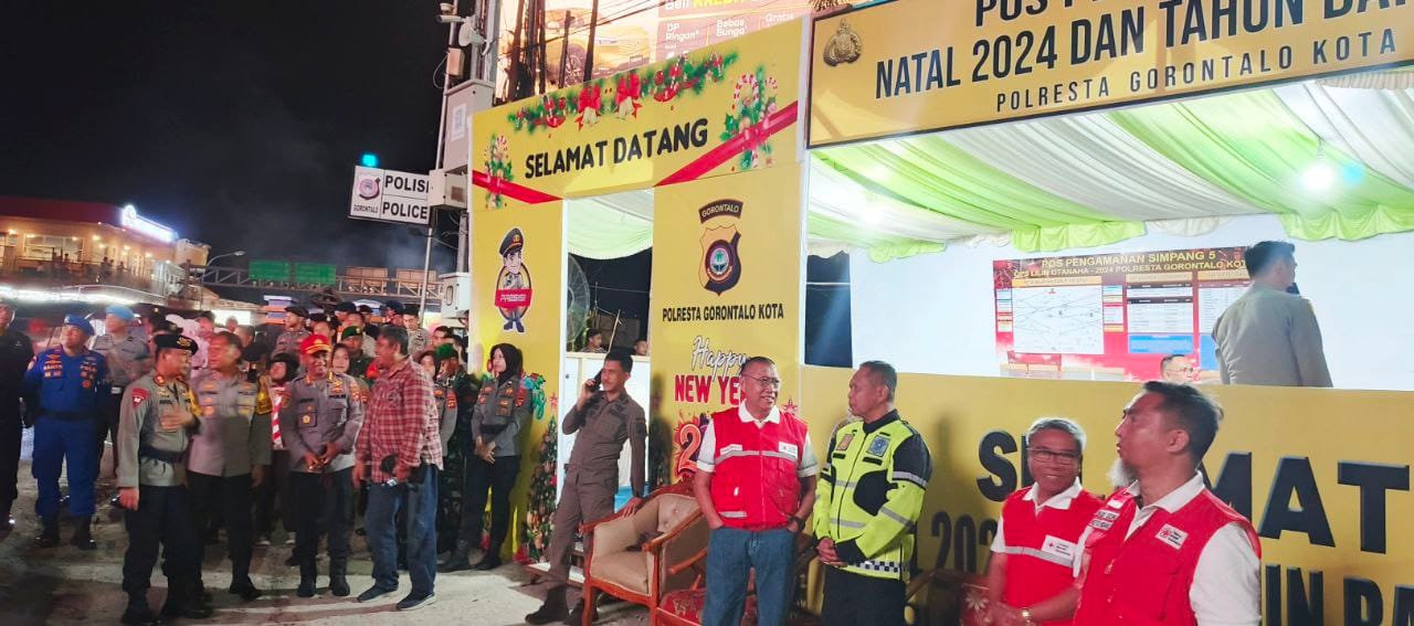 Ketua Palang Merah Indonesia (PMI) Provinsi Gorontalo, Ishak Liputo, saat meninjau langsung Posko Terpadu Natal dan Tahun Baru (Nataru) Selasa, 31 /12/2024. ( F. Iyan)