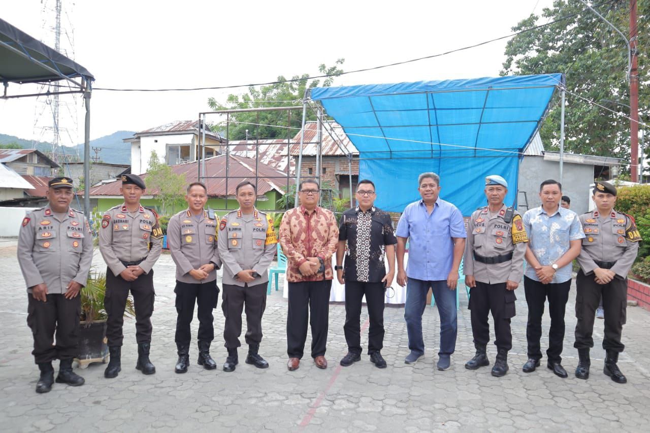 Kapolresta Gorontalo saat meninjau langsung Pengamanan Natal ( F. Humas)