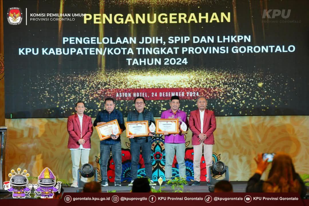 Pemberian Penghargaan Kepada KPU Kabupaten / Kota ( F. Hms)