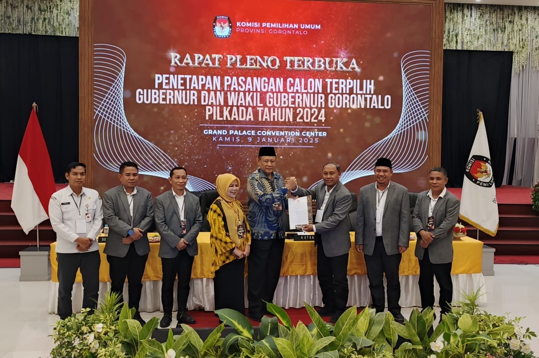 Penyerahan Betita Acara Rapat Pleno terbuka penetapan pasangan calon terpilih Gubernur dan Wakil Gubernur Gorontalo Pilkada 2024. (Foto: Bella)