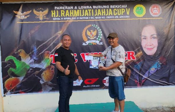 Ketua Candy Nusantara BC Revi Bobihoe Saat Memberikan Juara Murai Baru Ter-Baik ( Bocil) kepada pemilik Dedi Ahmad