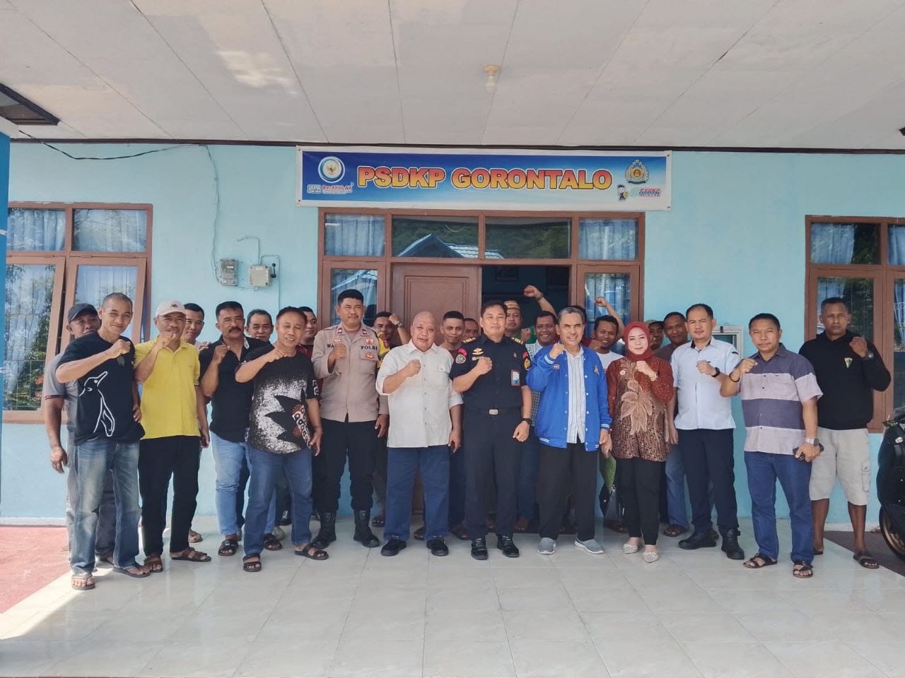 Ketua Asosiasi Nelayan Provinsi Gorontalo dan pengurus saat menyampaikan apresiasi kepada Kepala Satker Pengawasan Perikanan dan Kelautan Provinsi Gorontalo ( F. Hms)