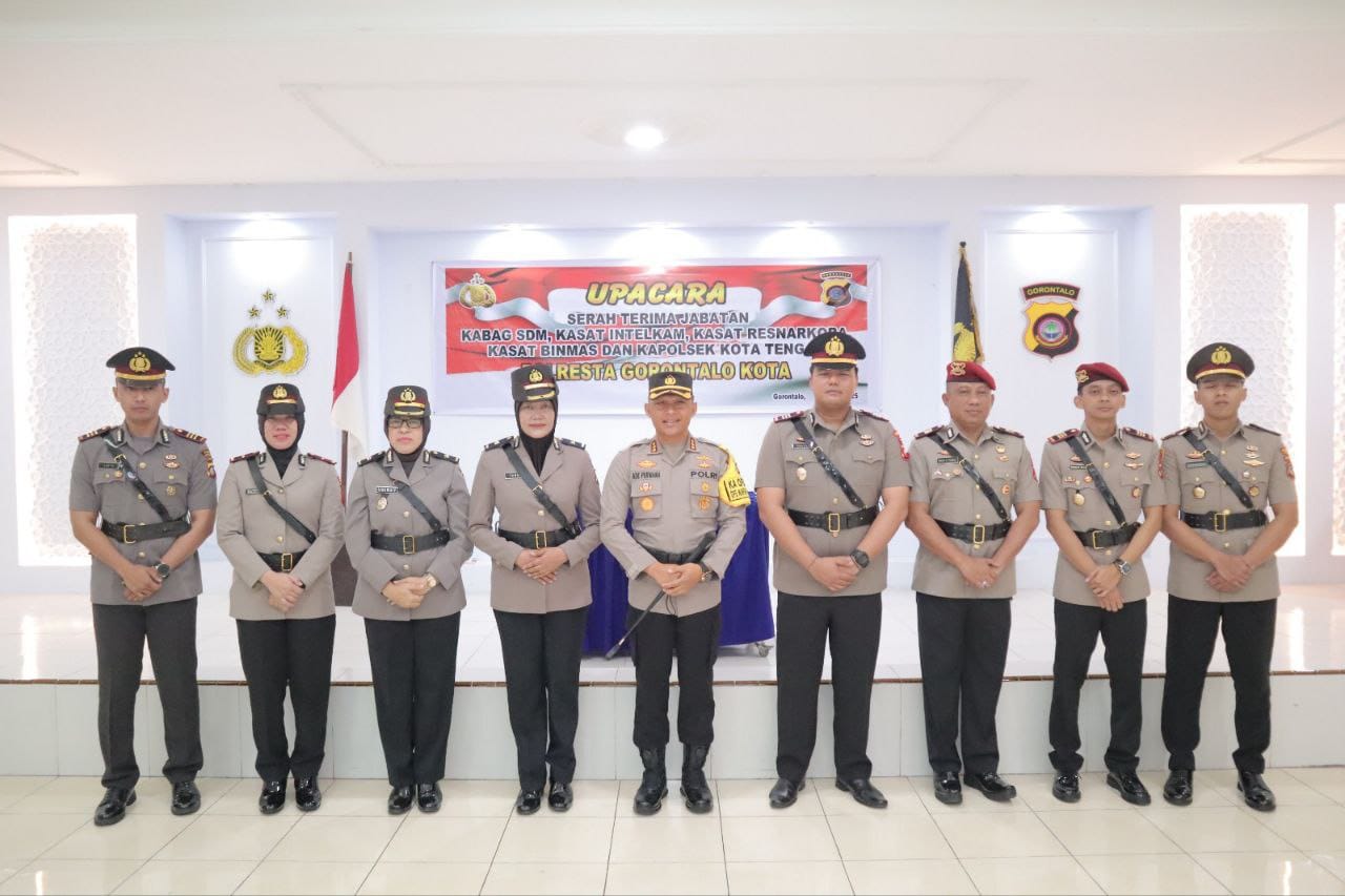 Kapolresta Gorontalo Kota foto bersama usai melaksanakan sertijab empat pejabat utama (PJU) dan satu Kapolsek