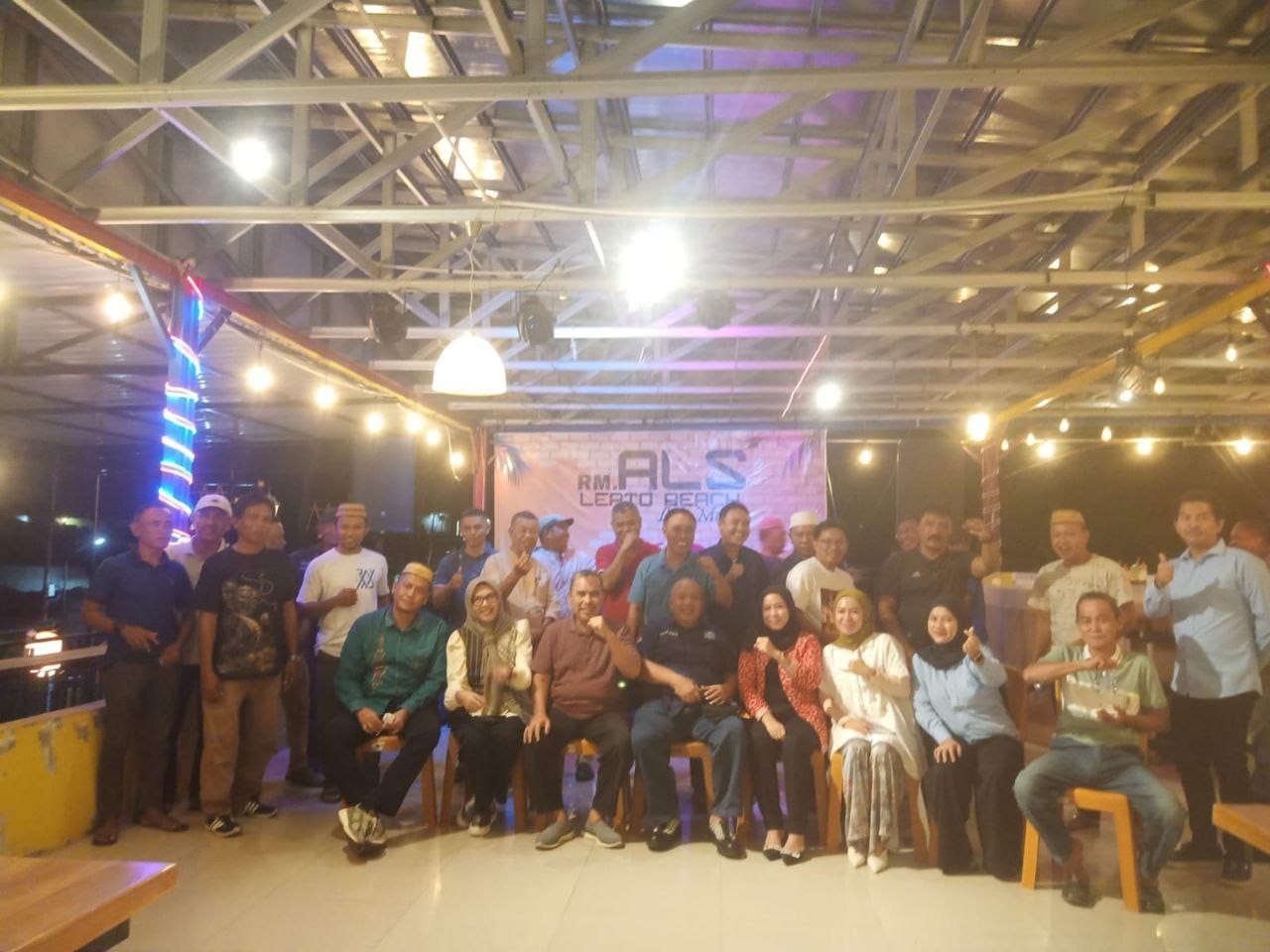 Sekretaris DPD HNSI Prov Gorontalo Samsul Bahri dan Ketua ASosiasi Nelayan dan Pedang Ikan Provinsi Gorontalo. Sarlis Mantu bersama pengurus ( F. hms)