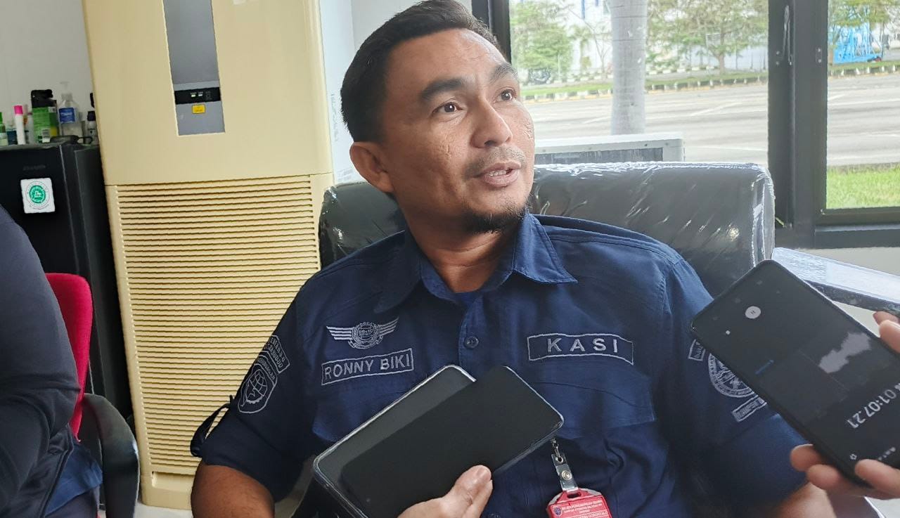 Kepala Seksi Keamanan Penerbangan dan Pelayanan Darurat Bandara Djalaludin Gorontalo, Hirsan Ronny Biki ( F. Fahri)