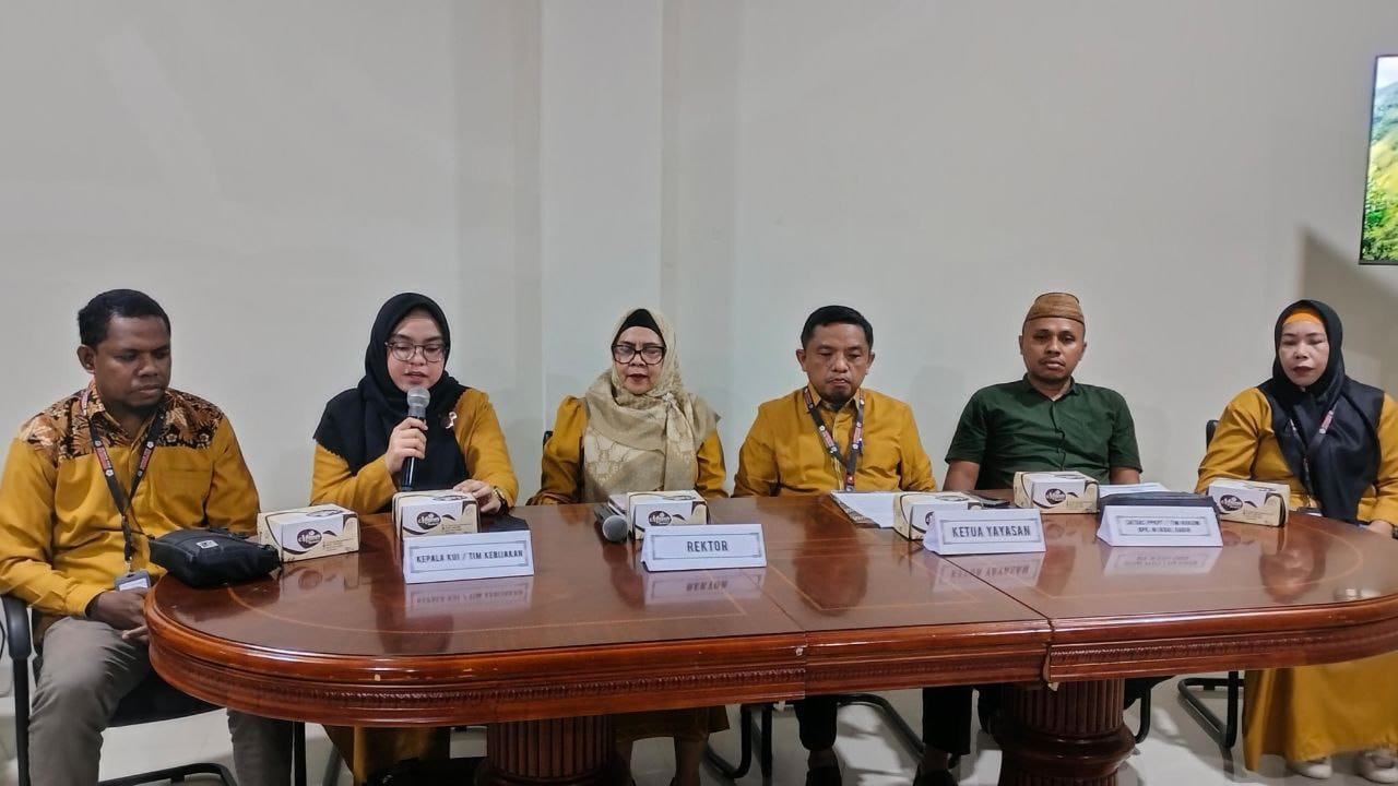 Kepala Kantor Urusan Internasional (KUI) dan Tim Kebijakan, Dr. Ayu Anastasya Rachman Bersama Rektor Universitas Bina Mandiri (UBM) Gorontalo, Dr. Hj. Titin Dunggio, M.Si, M. Kes. saat memberikan klarifikasi terkait isu tingginya biaya kuliah Program D3 Analis Kesehatan