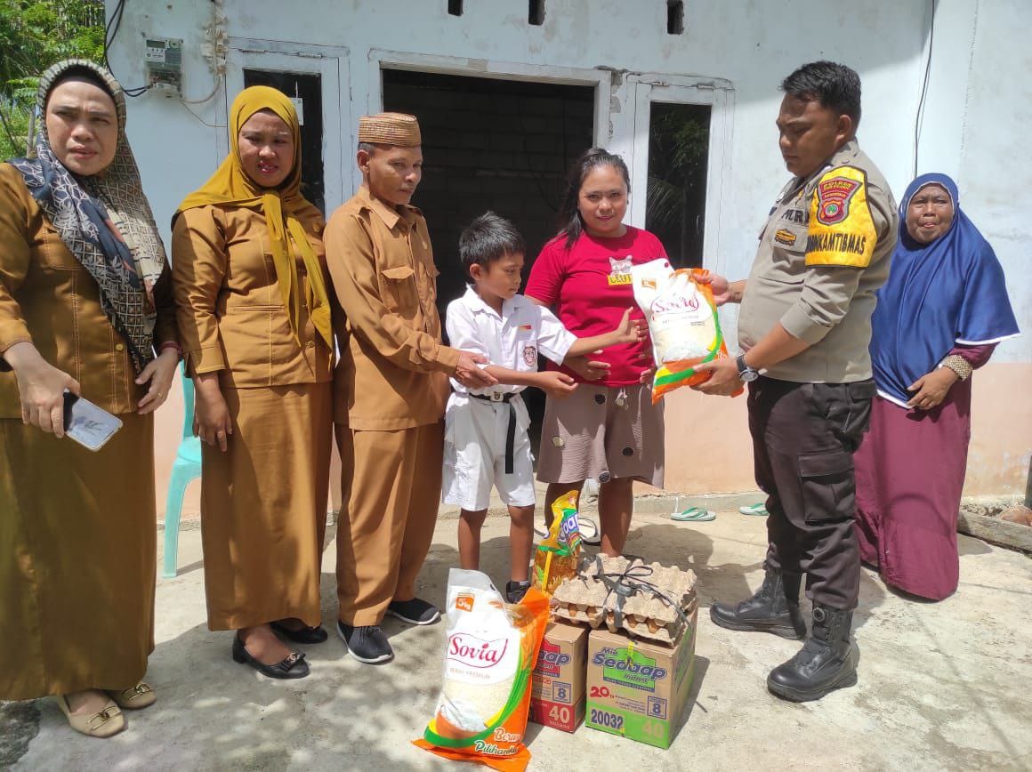 Polres Bone Bolango saat memberikan bantuan kepada orang tua Suleman Datau didampingi Guru SDN1 Bone Raya