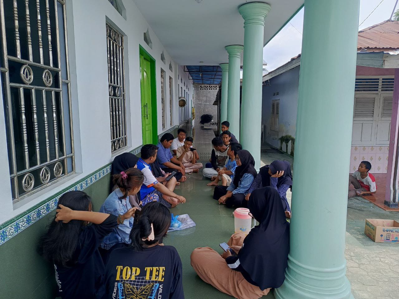 Pemuda Ash-Salihin Kelurahan Tanggida’a, Kecamatan Kota Utara, Kota Gorontalo, menggelar aksi bersih-bersih masjid ( F. Fahri)