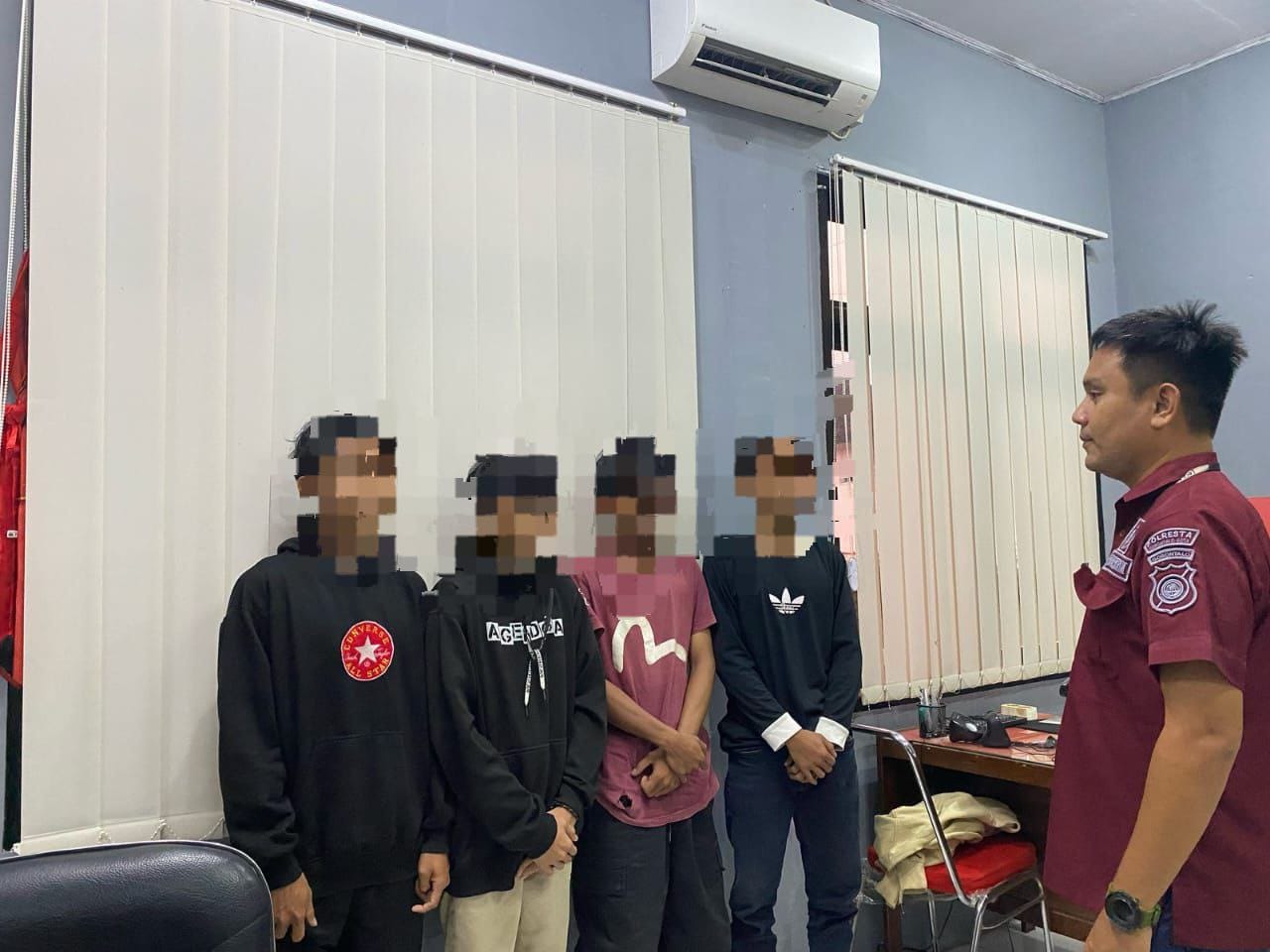 empat tersangka dalam kasus dugaan tindak asusila terhadap dua anak di bawah umur ( F. Hms)