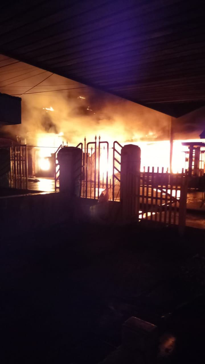 Kebakaran di Leato Selatan, Dua Rumah Hangus Dilalap Api ( F. Warga)