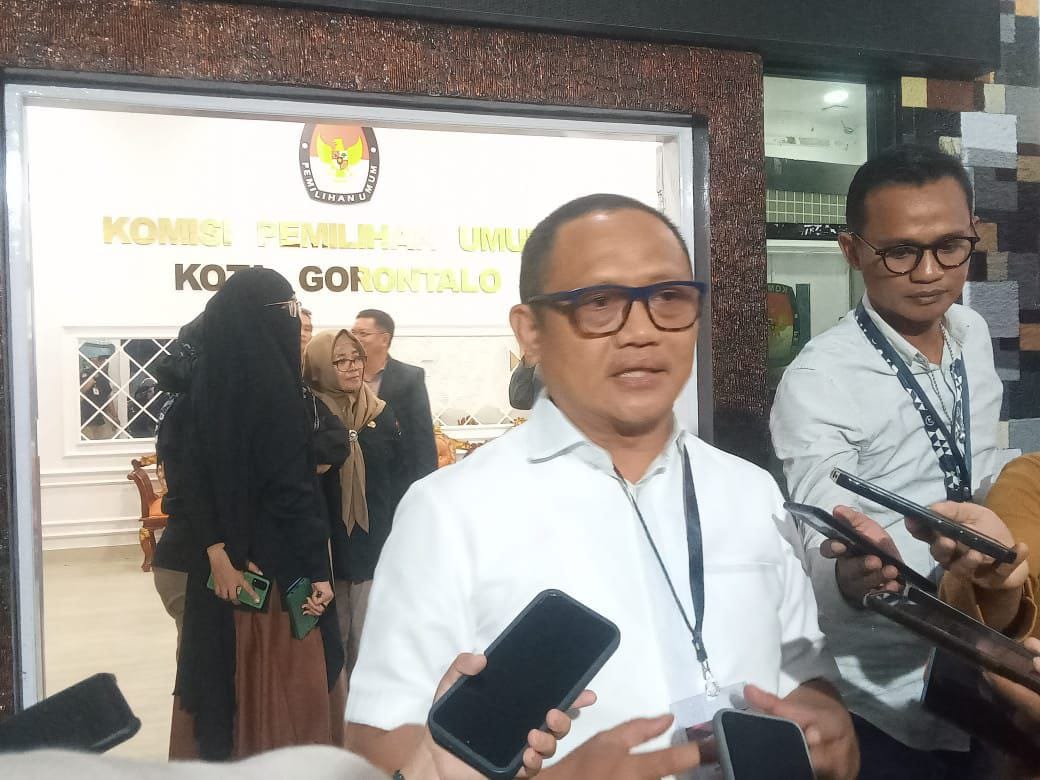 Ketua DPRD Kota Gorontalo, Irwan Hunawa , saat wawancara bersama awak media di Kantor KPU Kota Gorontalo ( F. Bella)