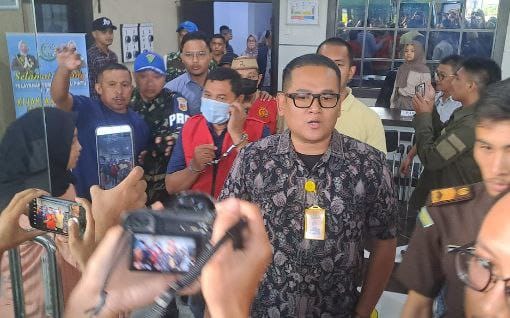 Kapala Dinas PU dan Kabag ULP saat keluar dari gedung Kejari Limboto (Foto/Ist)