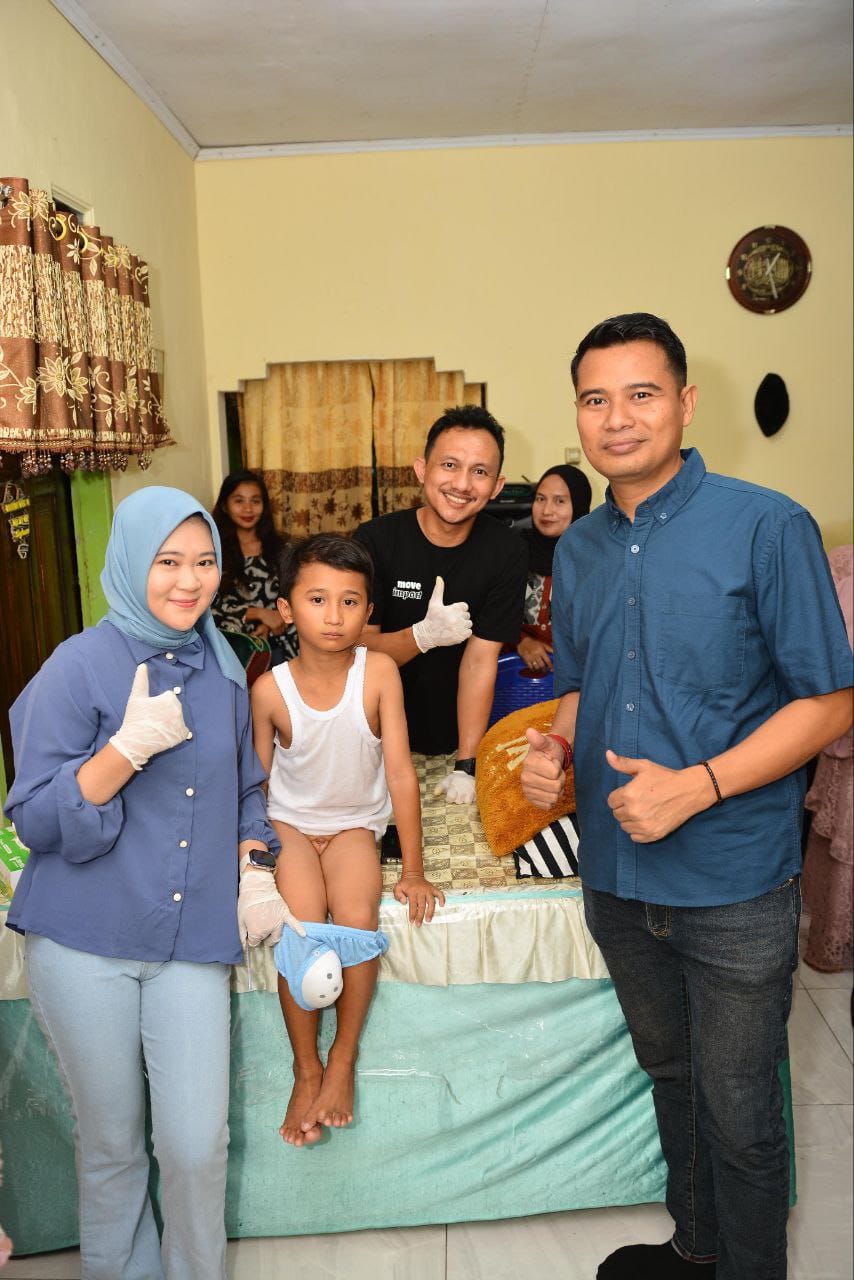 Anggota Fraksi Gerindra DPRD Kabupaten Gorontalo, Zul Nangili saat melaksanakan Sunat Massal Door to Door ( F. Hms)