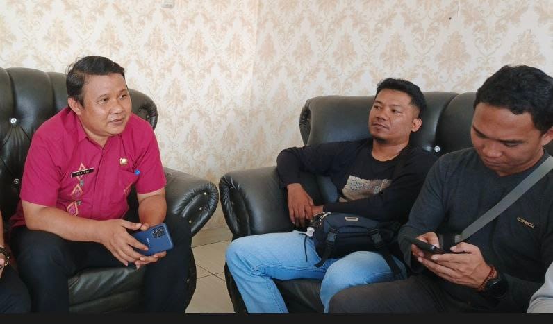 Plt Kepala Dinas Perindagin Kota Gorontalo, Haryono Soeronoto saat bersama Awak media ( F. Fahri)