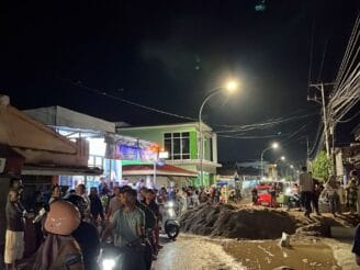 Warga Tenda Blokir Jalan dengan Material Longsor,  Kesal Tak Kunjung Ditangani