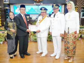 Rapat Paripurna DPRD Kota Gorontalo: Serah Terima Jabatan Wali Kota dan Wakil Wali Kota Berlangsung Khidmat