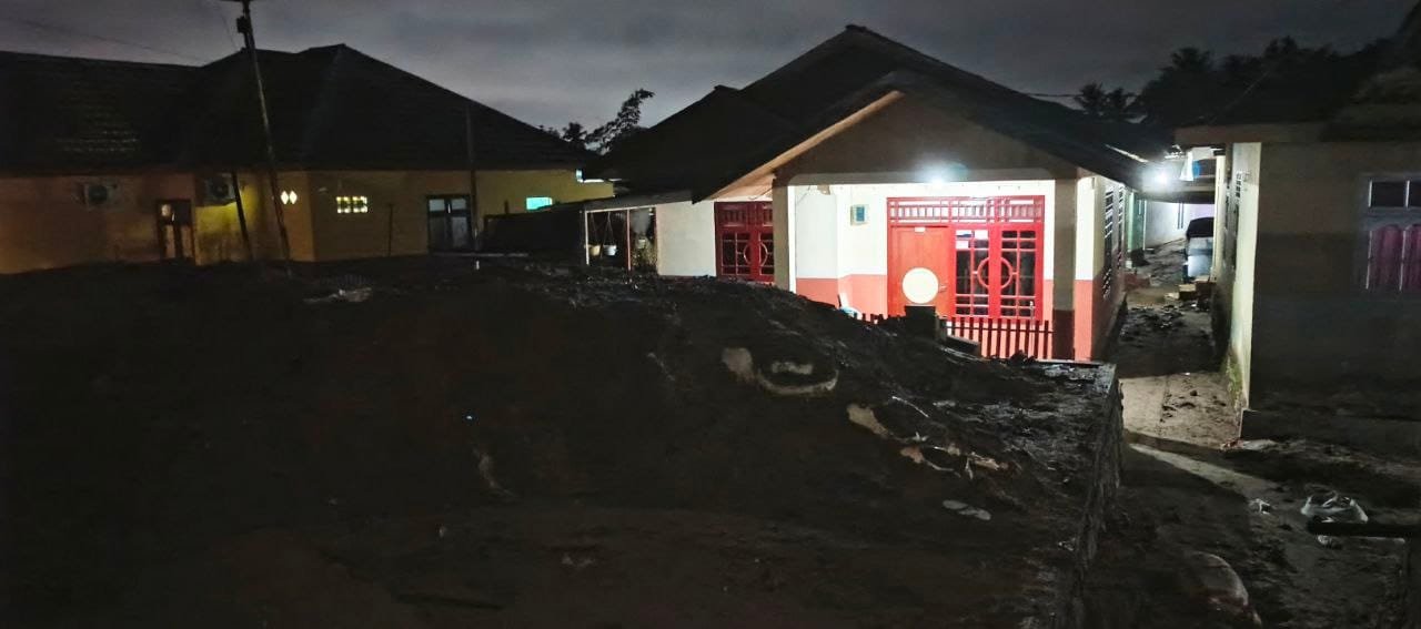 Salah satu rumah warga desa Tanah Putih yang tertutup dengan material pasir akibat banjir ( F. Fahri)