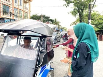 Mahasiswa D3 Analis Kesehatan FSTIK UBM Gorontalo Berbagi Takjil