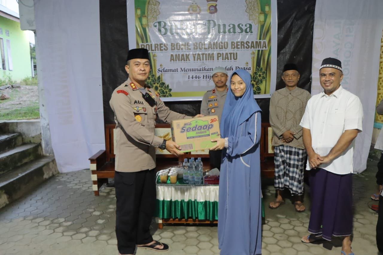 Kapolres Bone Bolango, AKBP Muhammad Alli, SIK. menyerahkan santunan berupa tali asih kepada anak-anak panti asuhan ( F. Hms)