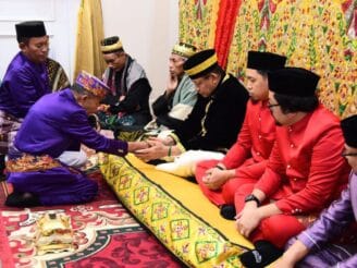 Gubernur Gorontalo Gusnar Ismail Jalani Prosesi Adat Moloopu di Rumah Jabatan.