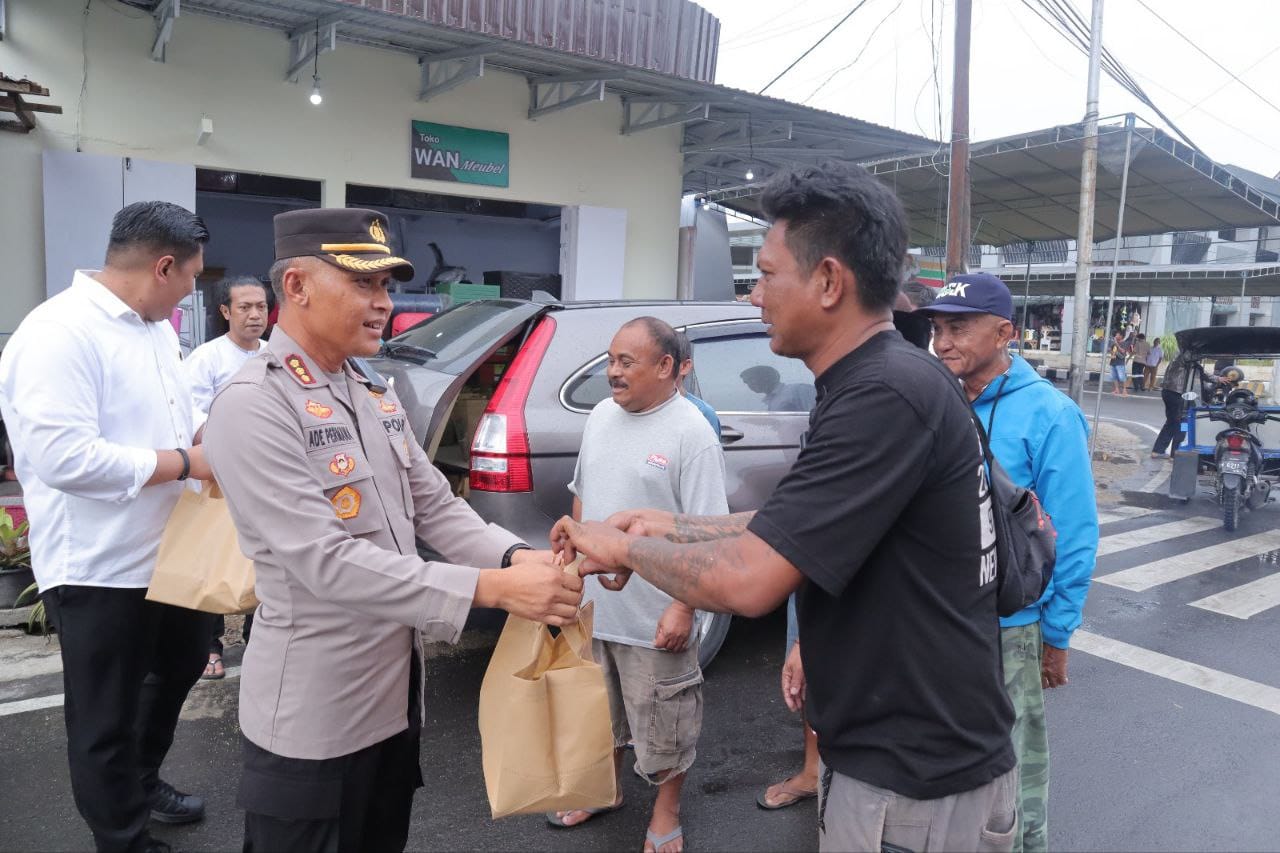 Kapolresta Gorontalo Kota, Kombespol Ade Permana menggelar aksi sosial dengan membagikan takjil kepada masyarakat di kompleks Pasar Sentral ( F. Hms)