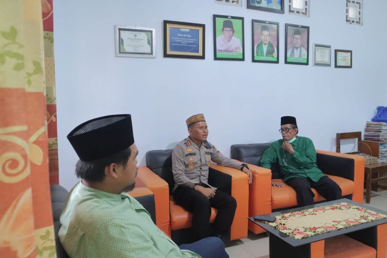 Kapolresta Gorontalo Kota, Kombespol Dr. Ade Permana, S.I.K., M.H., melakukan kunjungan silaturahmi ke Pondok Pesantren Al-Khairaat di Kelurahan Tamalate ( F. Hms)