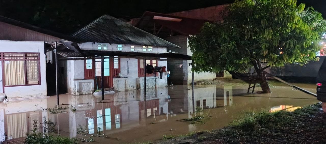 Salah satu rumah warga kelurahan talumolo terendam air usai banjir melanda ( F. Fahri)