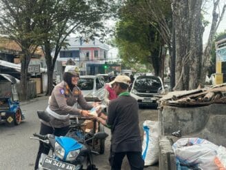Kasat Lantas Polresta Gorontalo Kota Tebar Berkah Ramadan di Enam Titik, Warga Apresiasi