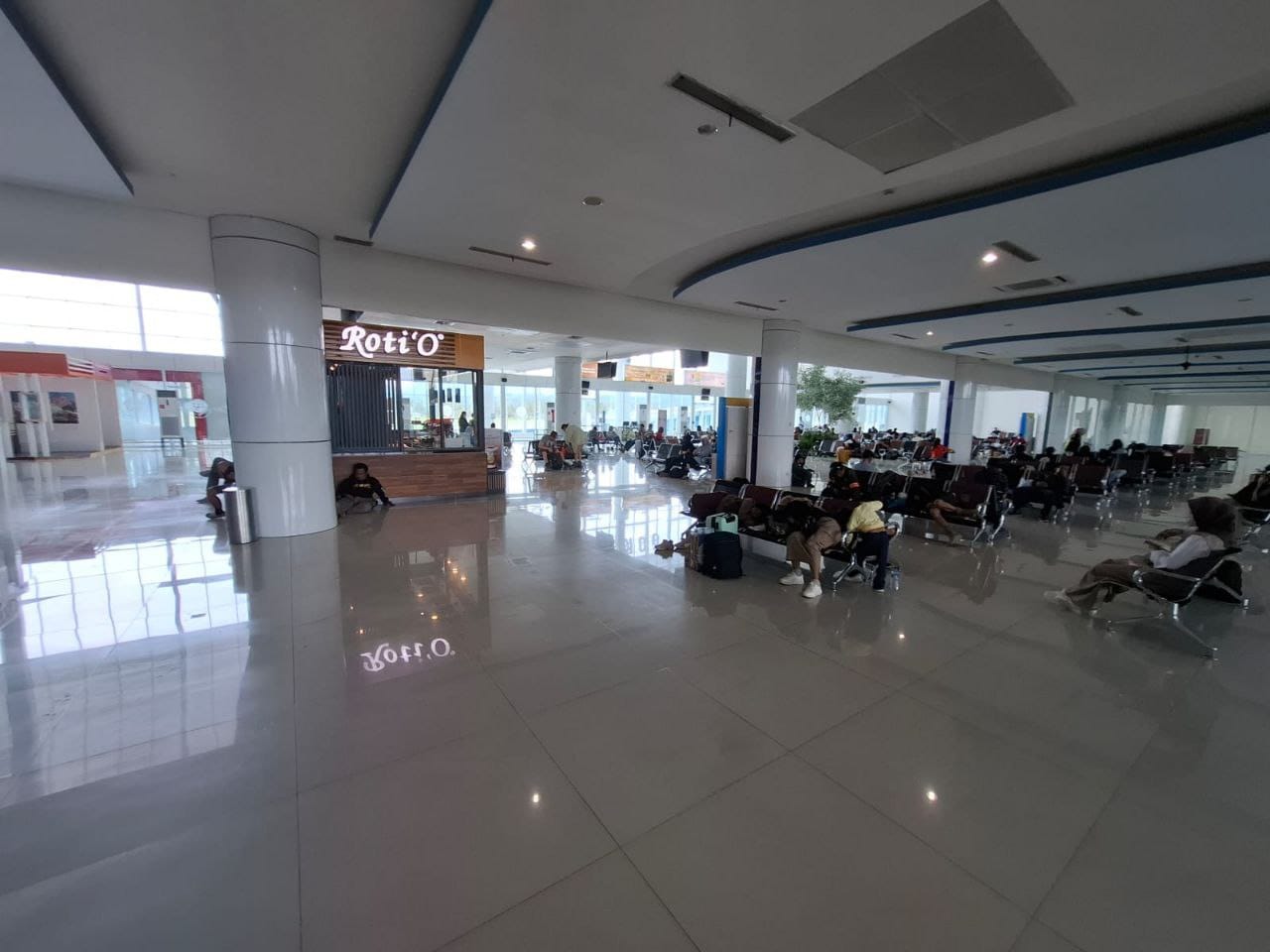 Para penumpang Pesawat Batik Air Rute Gorontalo - Jakarta diruang Tunggu Bandara ( Foto : Ist)