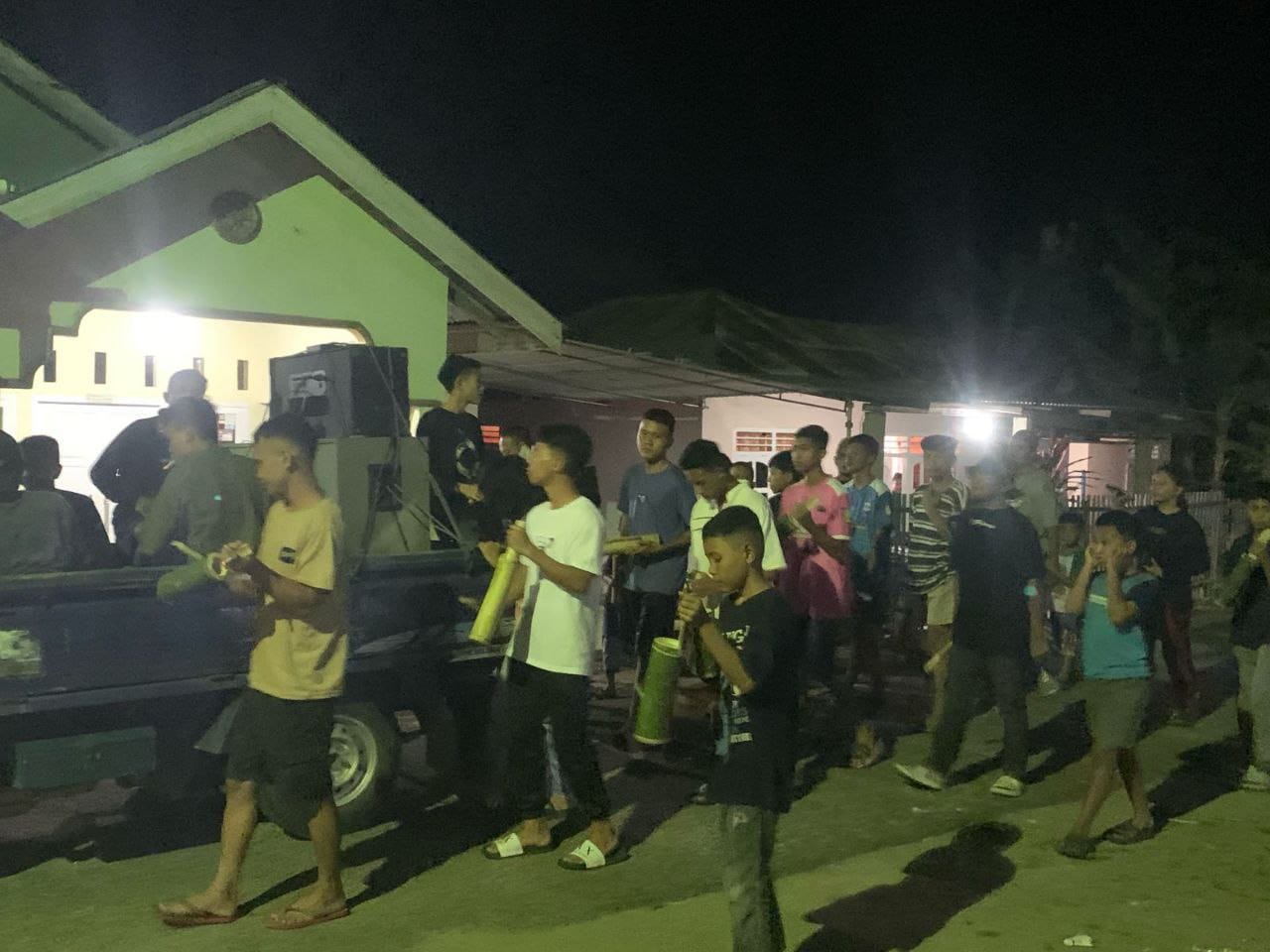 sekumpulan pemuda Dusun Mohulo saat melakukan ketuk sahur Koko’o ( F. Fahri)