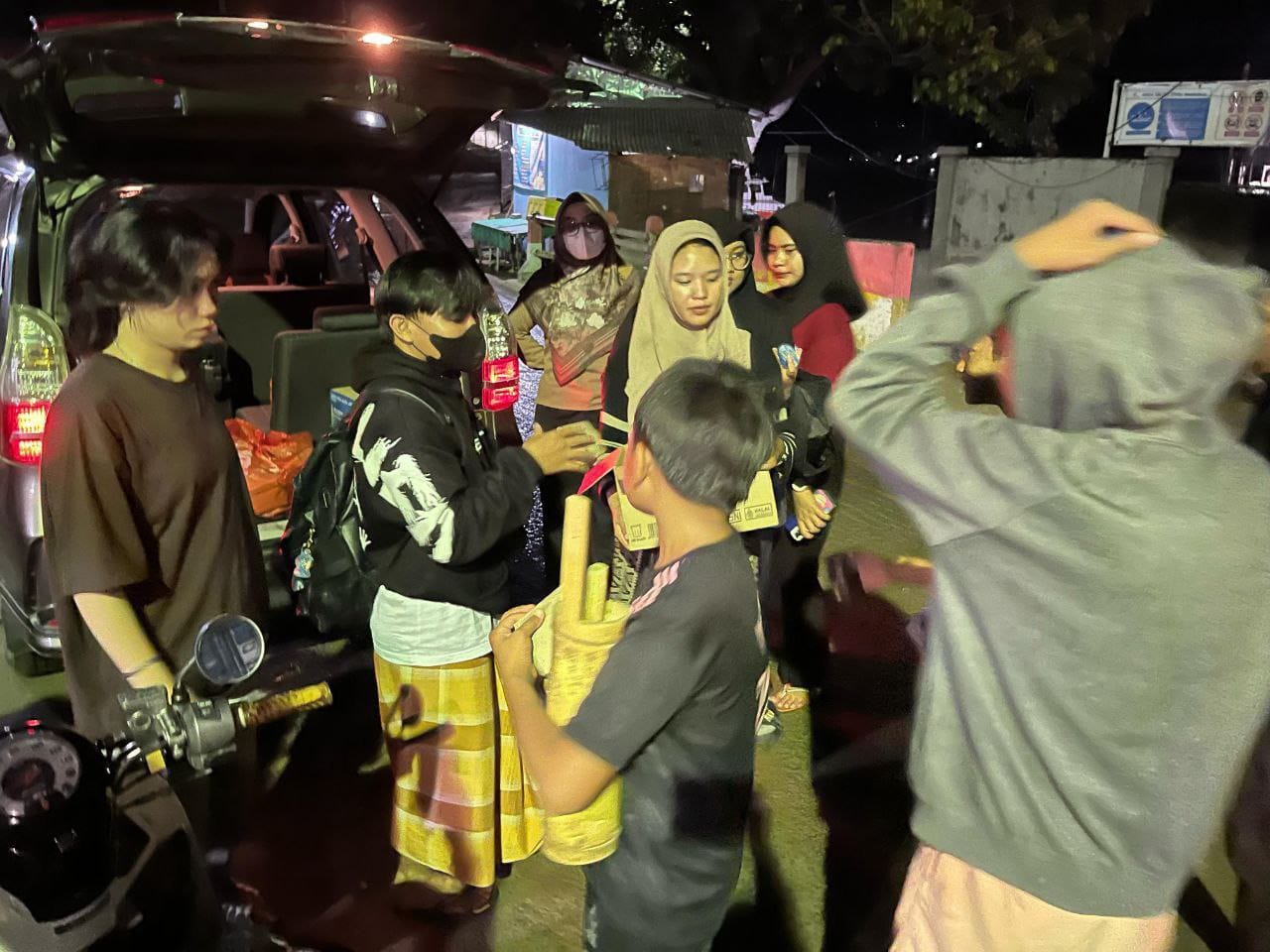 Universitas Bina, Mandiri l, Dr. Ayu Anastasya Rachman, MA, bersilaturahmi menemui warga di Kelurahan Talumolo,