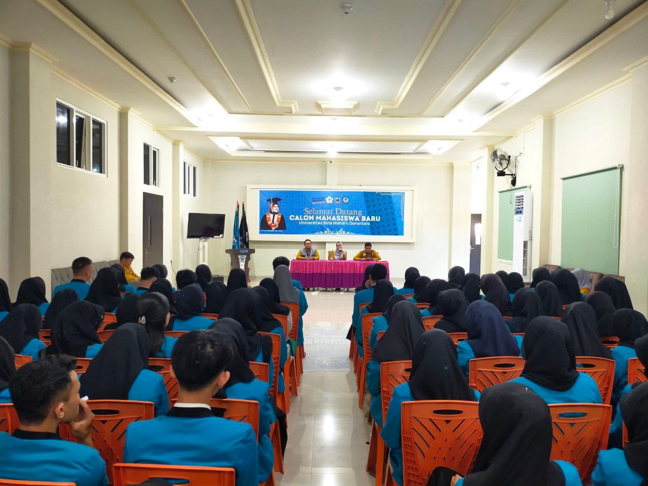 Rektor UBM Gorontalo Rektor, Dr. Titin Dunggio, M.Si, M.Kes, Saat memberikan Pembinaan Kepada Mahasiswa Penerima KIP Kuliah.( F. Hms)