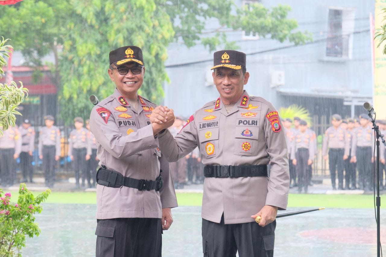 Irjen Pol. Raden Eko Wahyu Prasetyo dan Irjen Pol. Pudji Prasetijanto Hadi , Foto Bersama Usai Upacara Serah terima jabatan Kapolda Gorontalo ( F. Ist)