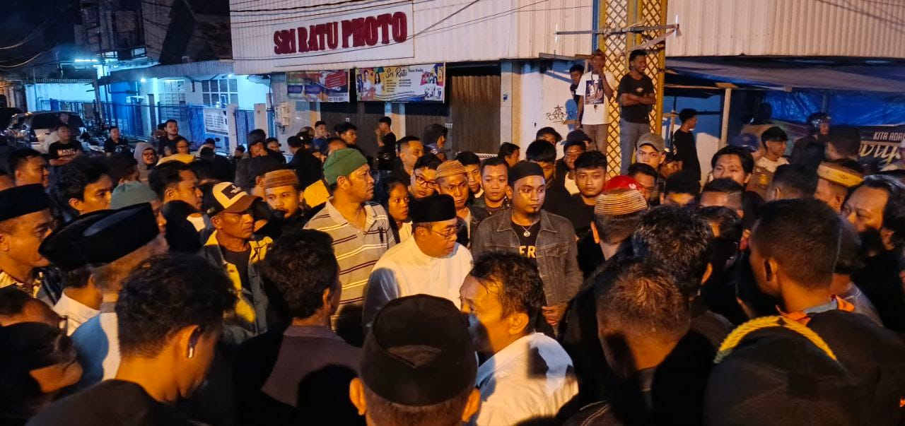 Walikota Gorontalo, Adhan Dambea Saat Meninjau Langsung, Pengukuran lapak Pasar Senggol ( F. Fahri)