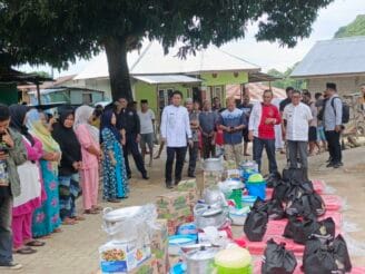 Wakil Wali Kota Gorontalo  Indra Gobel Serahkan Bantuan untuk Korban Longsor di Talumolo