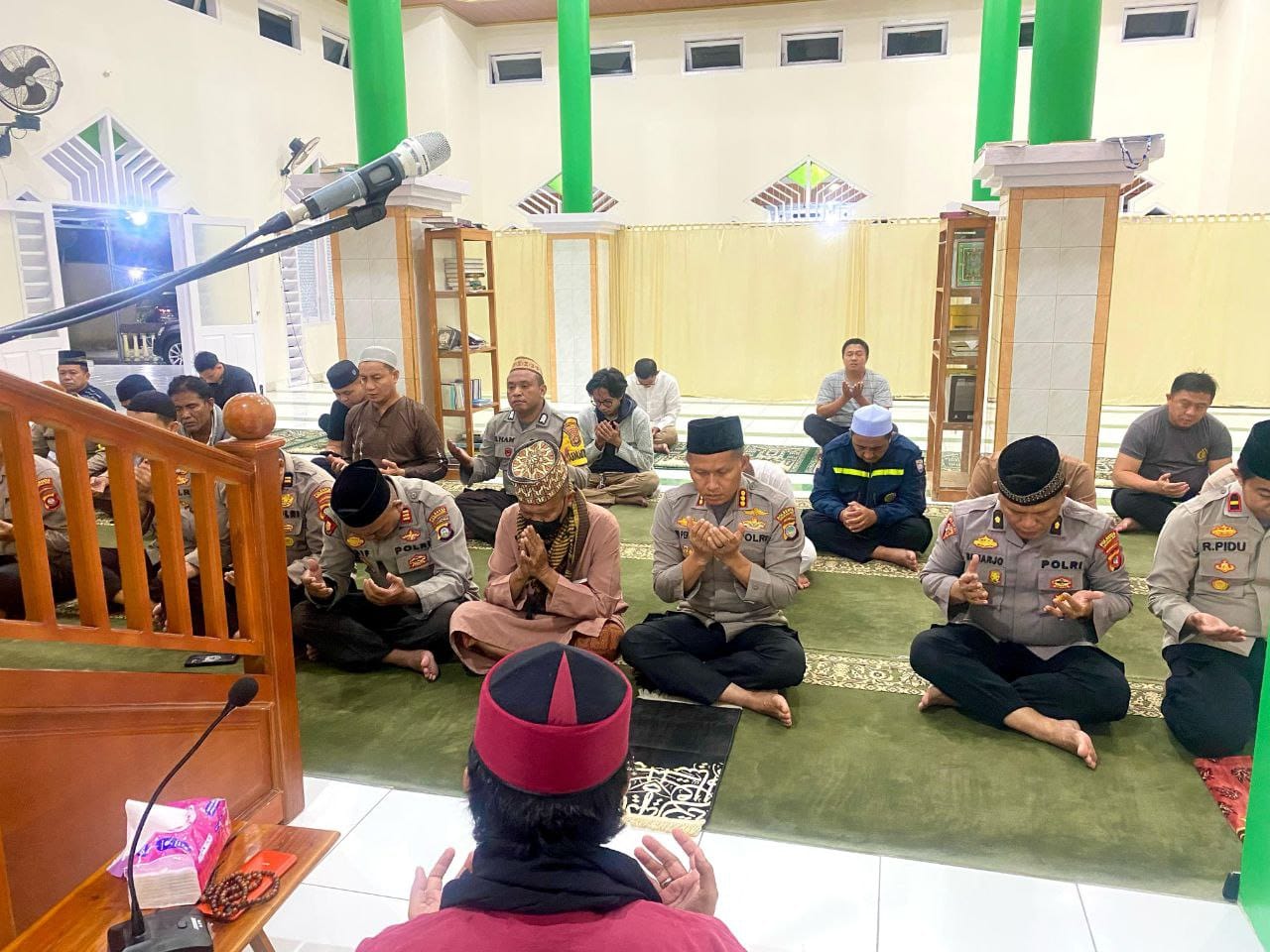 Polresta Gorontalo Kota menggelar Safari Subuh di Masjid Nurul Abduh, Kelurahan Tenda, Kecamatan Hulonthalangi, Kota Gorontalo, pada Minggu 9/3 ( F. Hms)