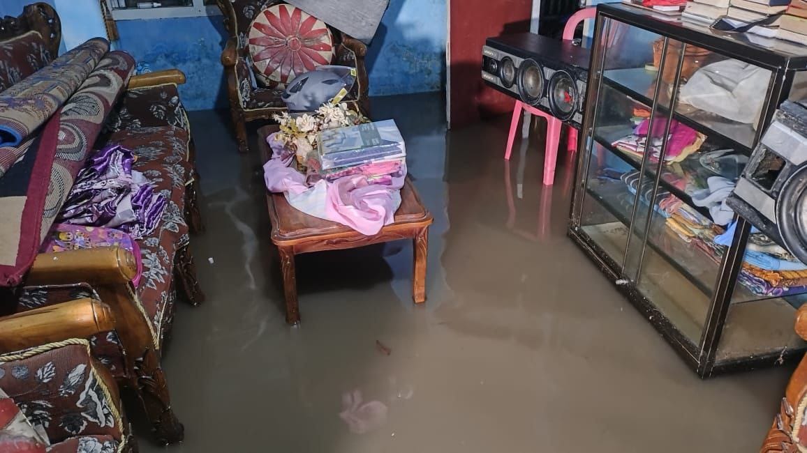 Air LuapanBanjir Memasuki Rumah Warga ( F. Fahri)