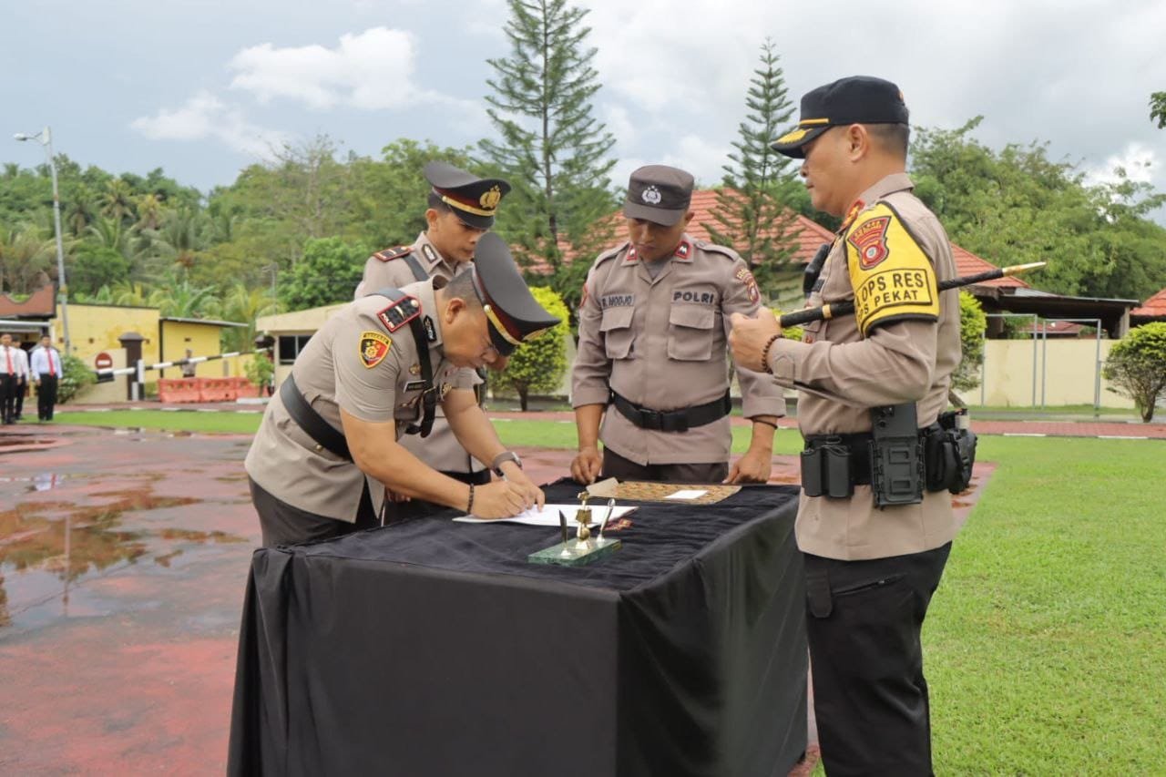 Upacara serah terima jabatan (Sertijab) Kasat Intelkam, Kasiwas, dan Kapolsek Bone Raya Selasa 5/3/2025 ( F fahri)