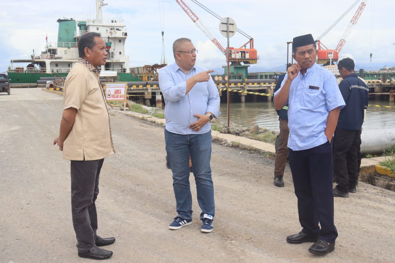 Wakil Ketua I DPRD Provinsi Gorontalo, Drs. Ridwan Monoarfa, melakukan kunjungan kerja ke Pelabuhan PT Anggrek Internasional Terminal (PT AGIT) di Kecamatan Anggrek, Gorontalo Utara, pada Selasa (18/03). Foto : Abdi