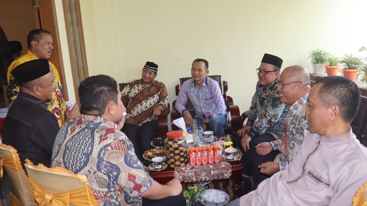 Suasana Akrab Paris Jusuf saat melaksanakan Open House dalam Perayaan Idul Fitri 1446H