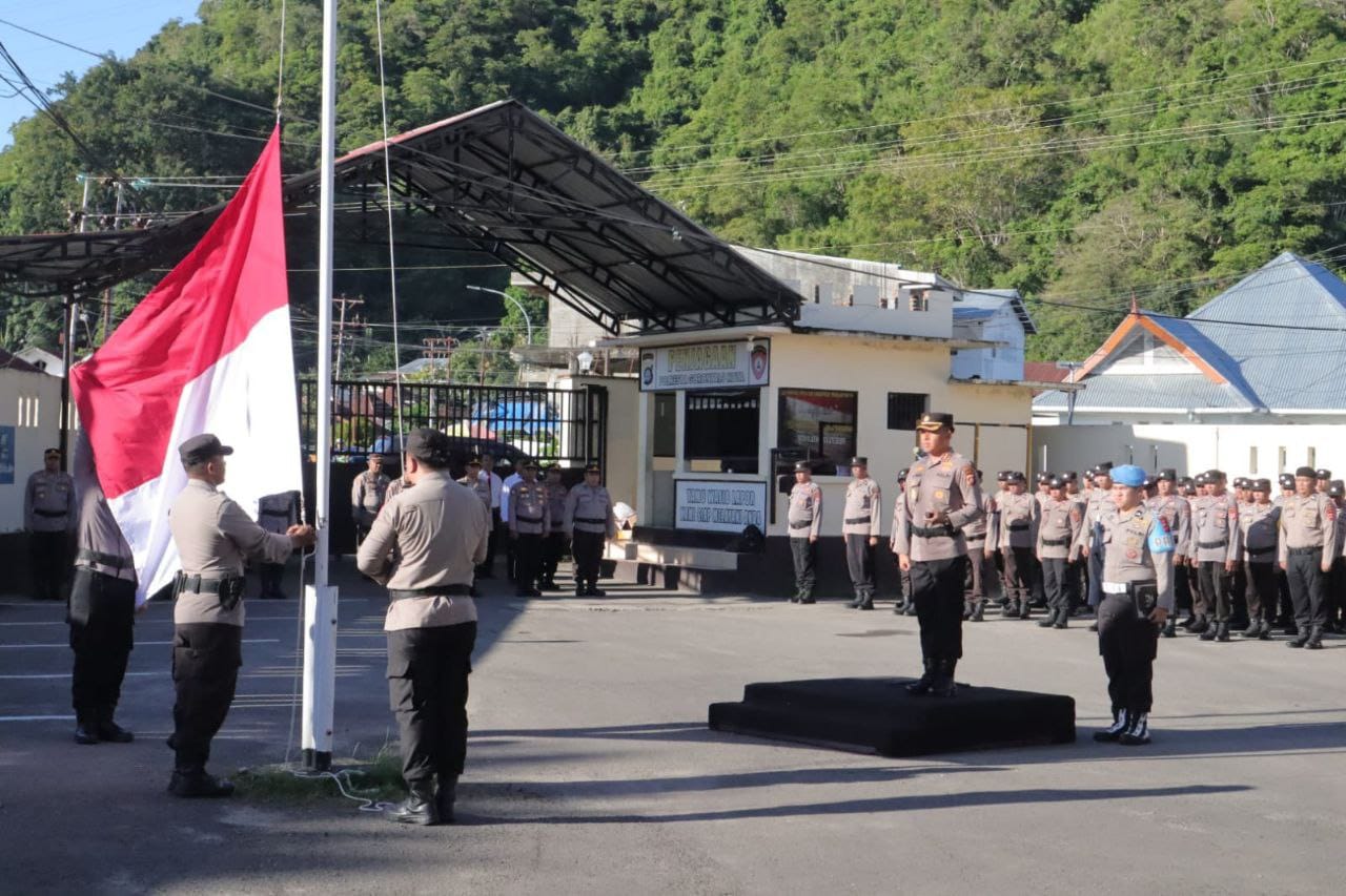 Kapolresta Gorontalo Kota, Kombes Pol. Dr. Ade Permana, S.I.K., M.H., memimpin Upacara Hari Kesadaran Nasional, Kamis 17/4/2025 ( Foto: Hms)