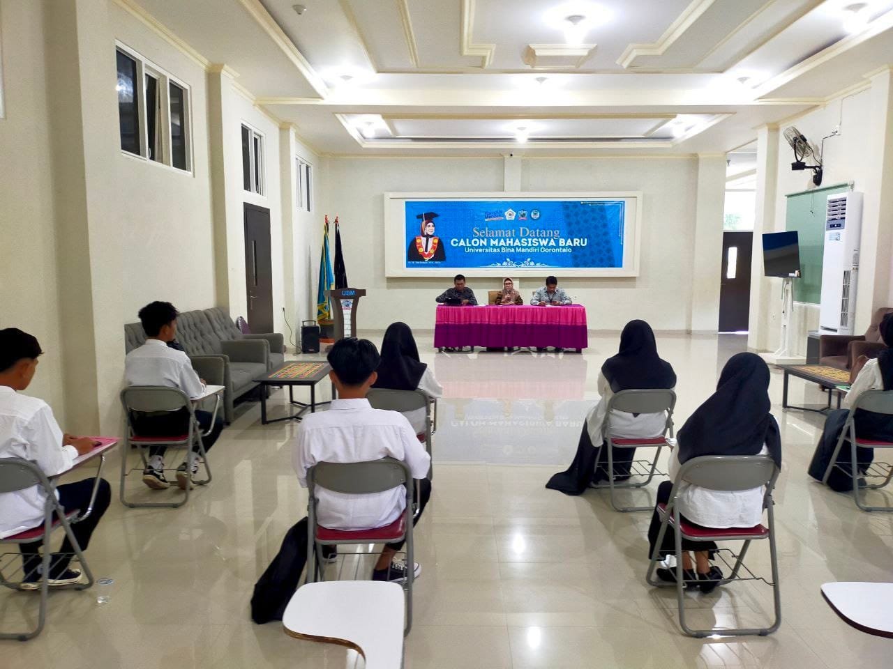 Proses Penerimaan Calon Mahasiswa Baru (Maba) di Universitas Bina Mandiri (UBM) Gorontalo Jalur Mandiri Gelombang I (Foto Hms)