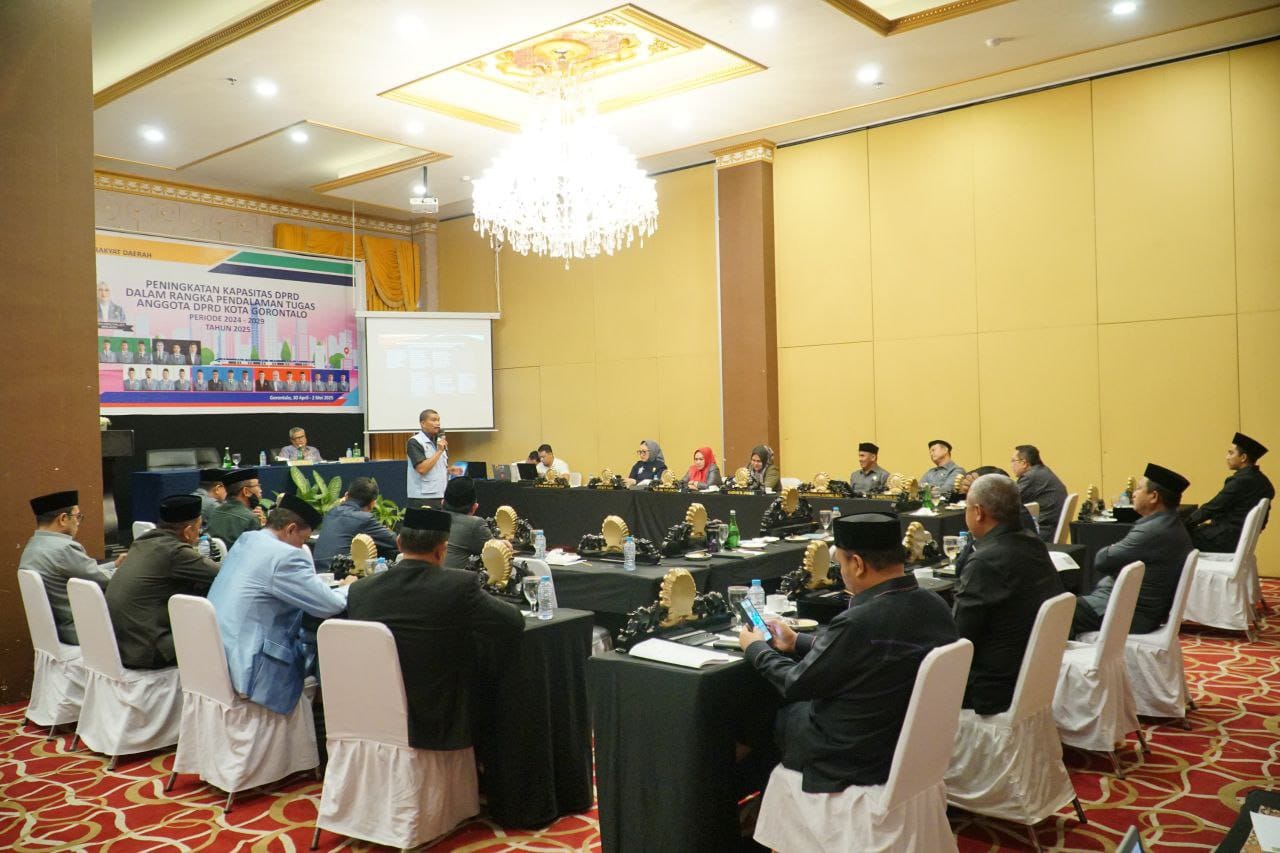 Anggota DPRD Kota Gorontalo mengikuti kegiatan Bimbingan Teknis (Bimtek) Foto : Bella