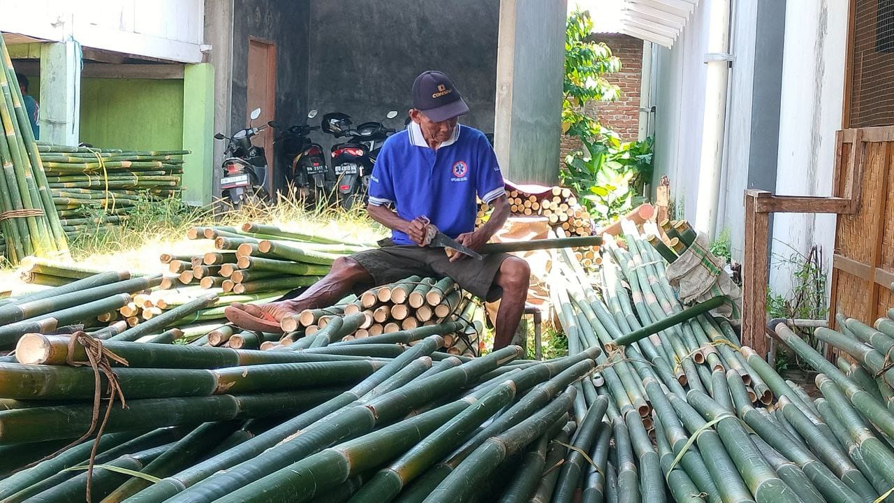 Sudirman Laiya, penjual bambu selama 10 tahun ( Foto : Ist)