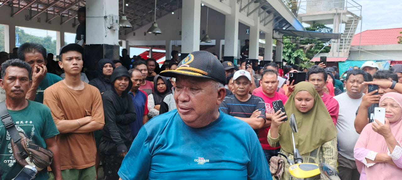 Ketua Asosiasi Nelayan Dan Pedagang Ikan Provinsi Gorontalo, Charles Mantu Menyampaikan Aspirasi Penolakan ( Foto: Fahri)