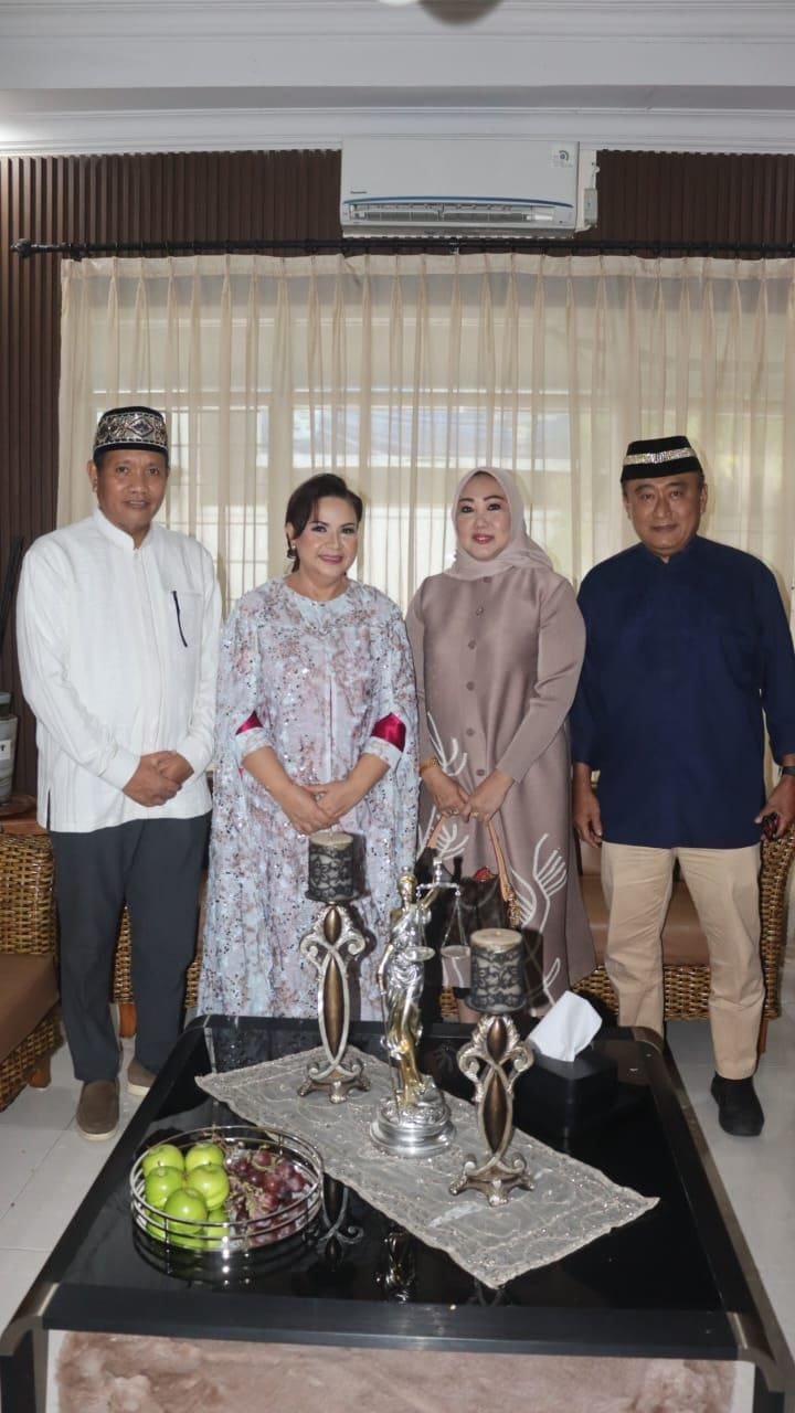 Ketua Komisi II DPRD Provinsi Gorontalo, Mikson Yapanto, menghadiri Open House Wakil Ketua DPRD Provinsi Gorontalo, Ridwan Monoarfa ( Foto: Abdi)