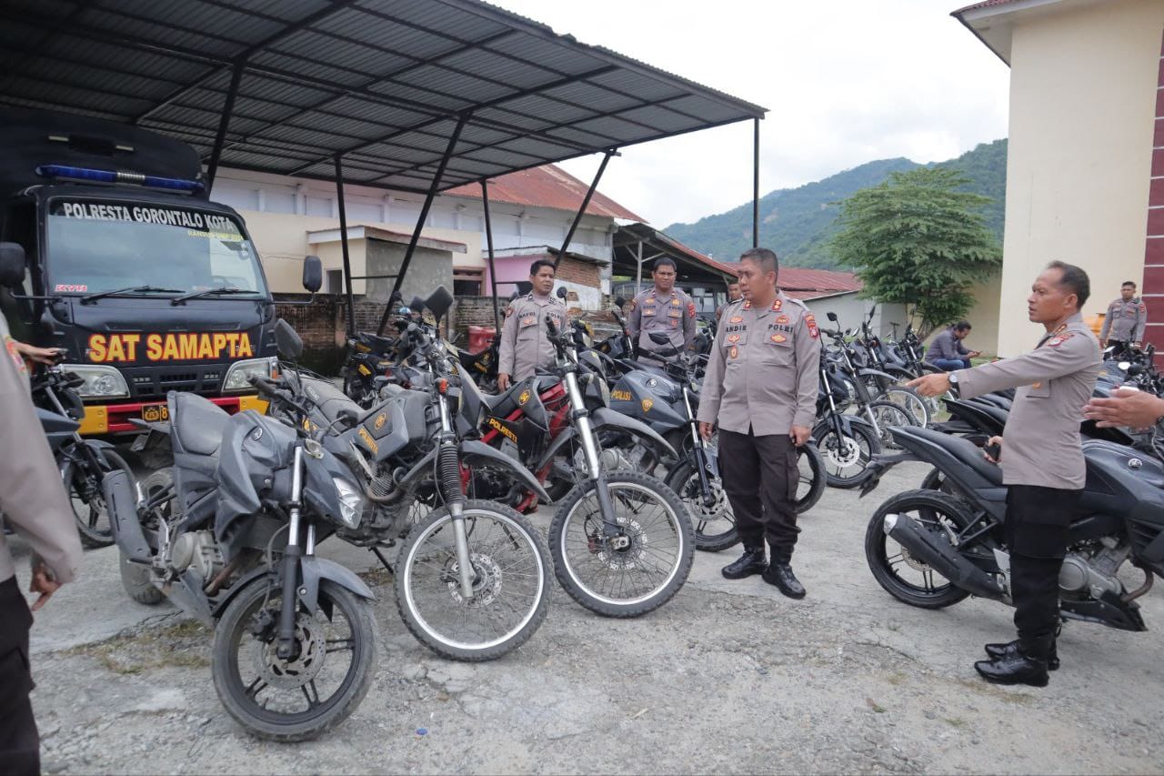 Kapolresta Gorontalo Kota, Kombes Pol. Dr. Ade Permana, S.I.K., M.H., memimpin langsung pengecekan kendaraan dinas milik Polresta Gorontalo Kota, Rabu (30/04),