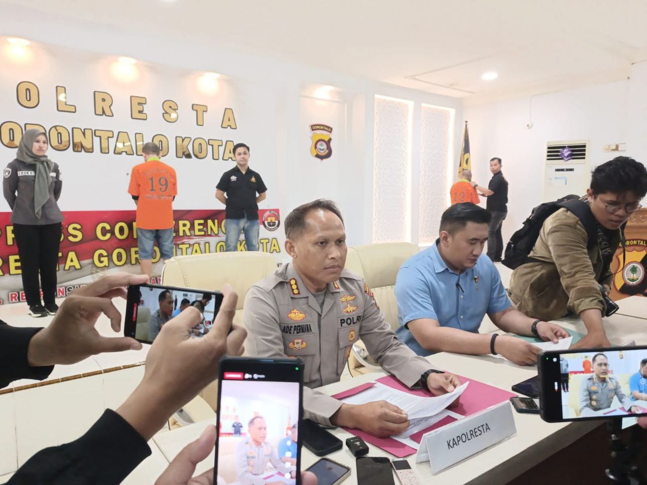 Kapolresta Gorontalo Kota Kombespol Dr. Ade Permana, S.I.K., MH, didampingi oleh Kasat Reskrim Akp Akmal Novian, S.I.K, saat Konferensi Pers ( Foto : Hms)