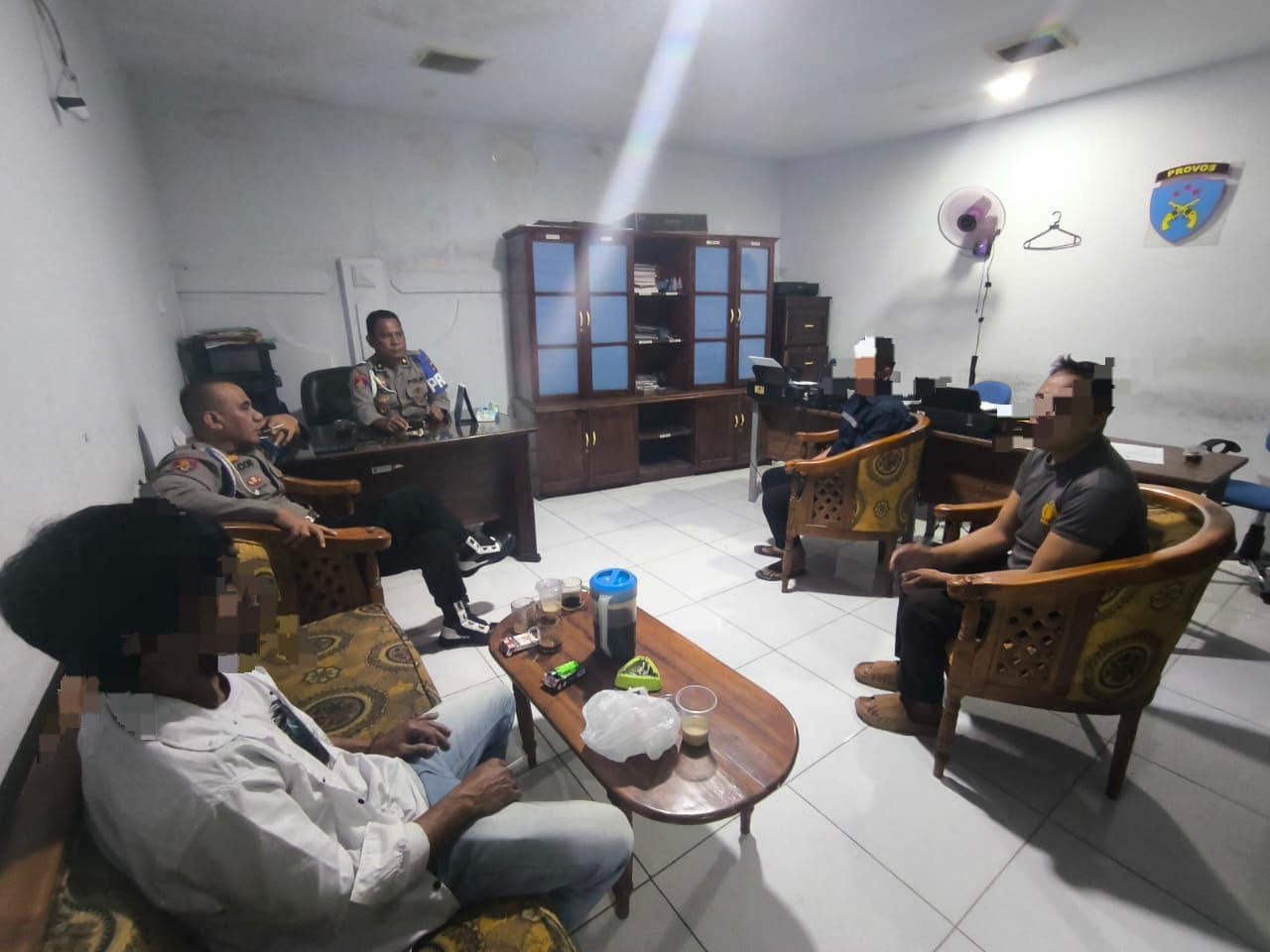 Oknum polisi berinisial SB saat diperiksa petugas Propam Polda Gorontalo di tempat khusus sehubungan dengan insiden pemukulan warga di kecamatan Atinggola, baru-baru ini.(Foto Polda)